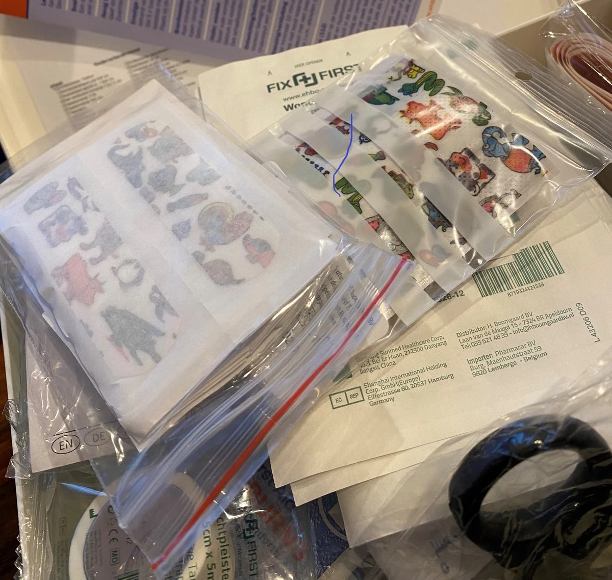 Fixfirst - Kinder Verbandtrommel Met Leuke Kinderpleisters - Inclusief Wandbeugel - Complete Verbanddoos. 2 Fixfirst - Kinder Verbandtrommel Met Leuke Kinderpleisters - Inclusief Wandbeugel - Complete Verbanddoos. - Afbeelding 2