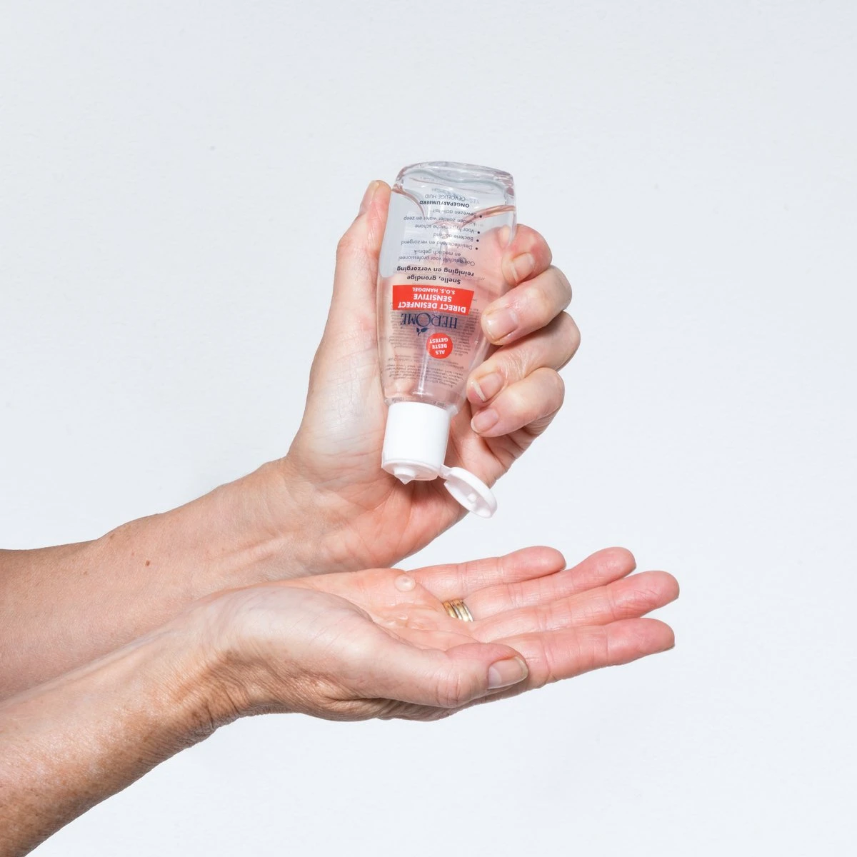 Herome Direct Desinfect Handgel Sensitive (Parfumvrij) - Desinfecterende Handgel Met 80% Alcohol - Beschermt Tegen Bacteriën En Droogt De Handen Niet Uit - 75ml. 3 Herome Direct Desinfect Handgel Sensitive (Parfumvrij) - Desinfecterende Handgel Met 80% Alcohol - Beschermt Tegen Bacteriën En Droogt De Handen Niet Uit - 75ml. - Afbeelding 3